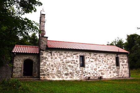 Cerkev sv. Lovrenca z južne strani